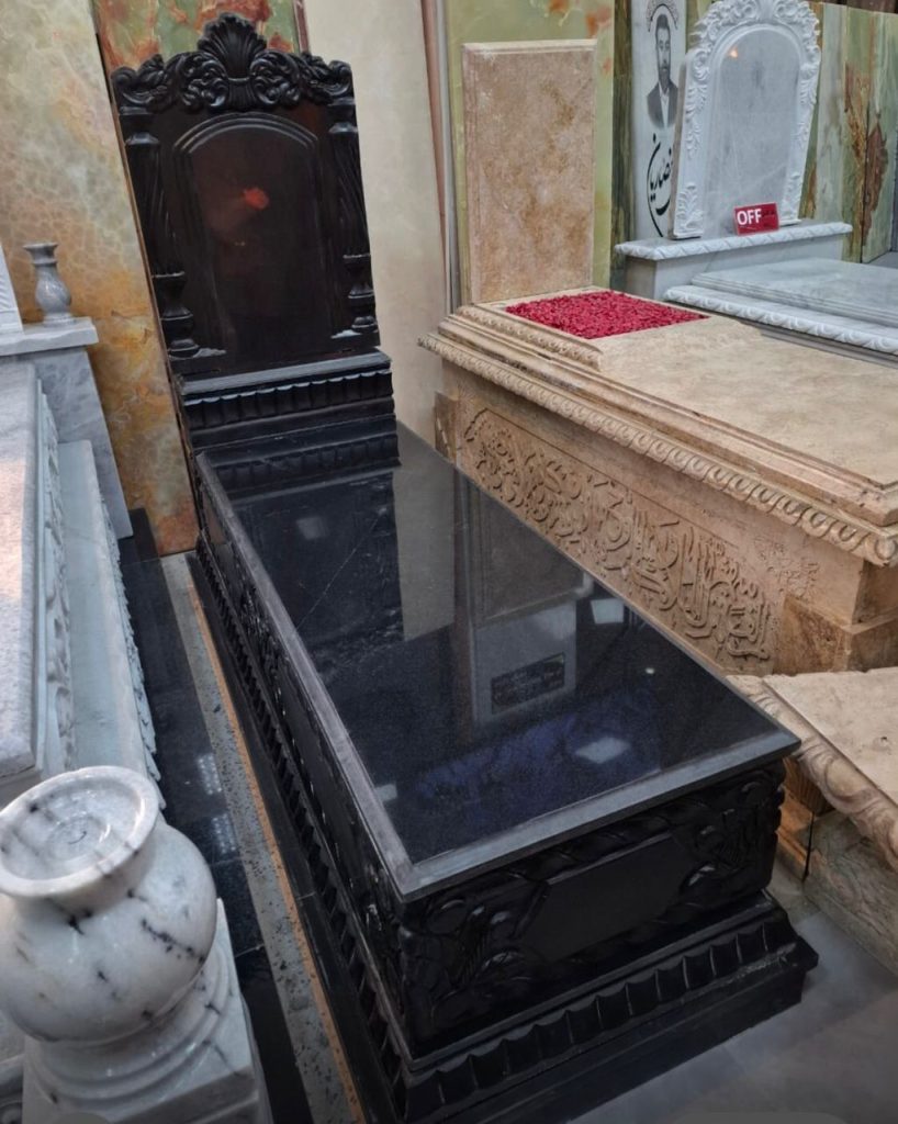 نحوه فاتحه دادن سر خاک و آداب صحیح فاتحه خواندن برای اموات