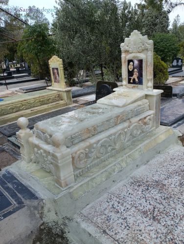 سنگ قبر در بهشت زهرا